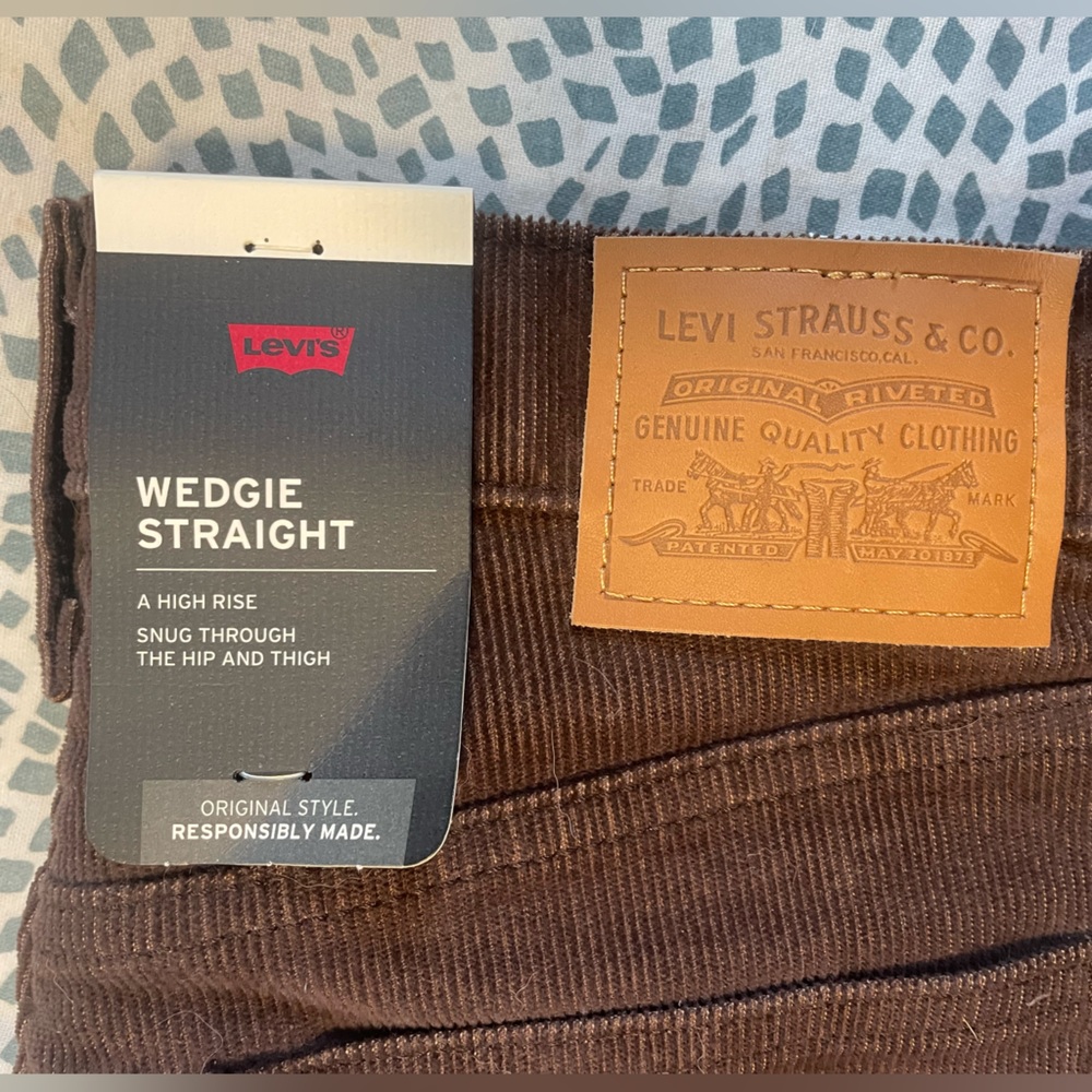 W’s Levi’s Wedgie Straight Fit Corduroy Pants Size 28 x 28